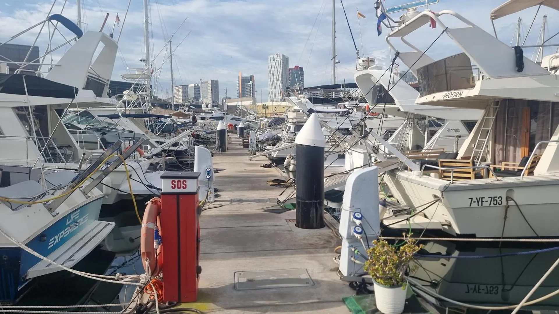 Beautiful And Comfy Boat In Barcelona With Boat Tour Option酒店