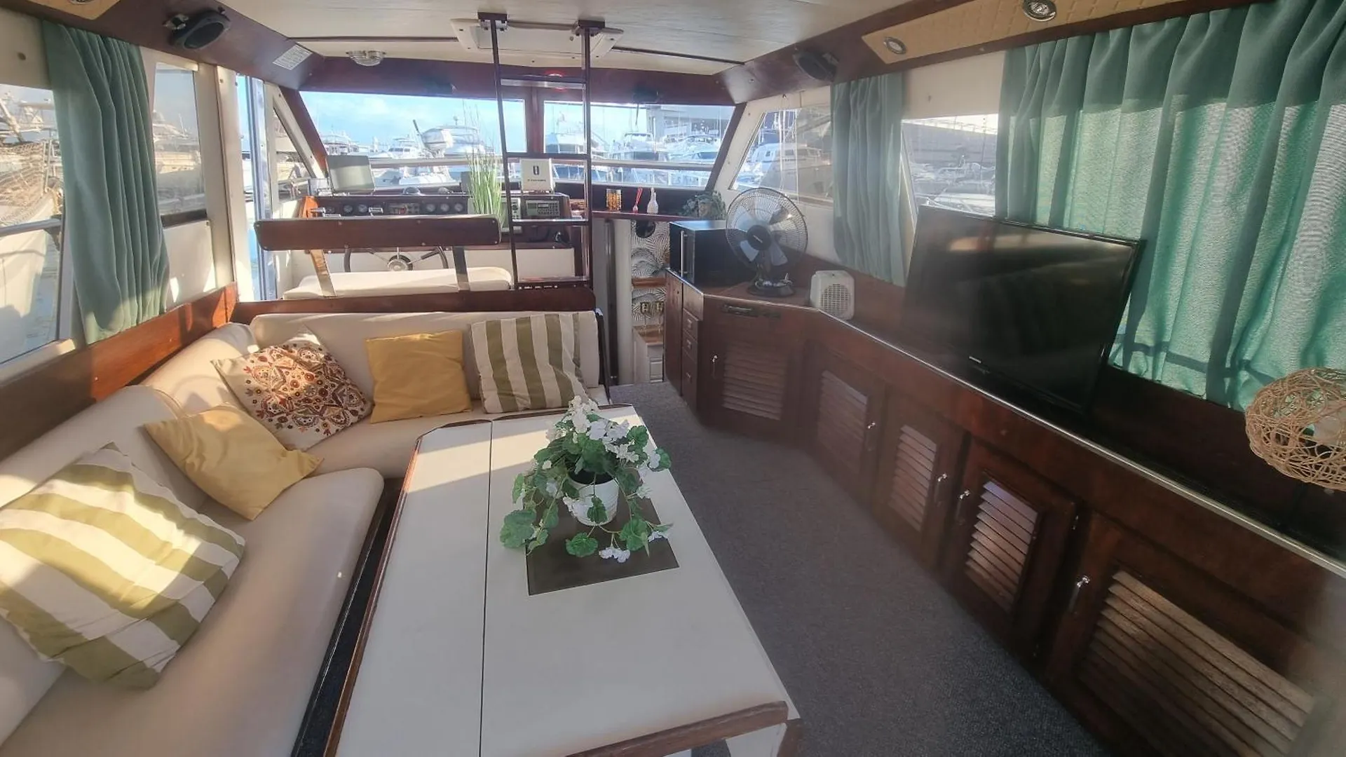 Beautiful And Comfy Boat In Barcelona With Boat Tour Option Hotel 0*,  Spain